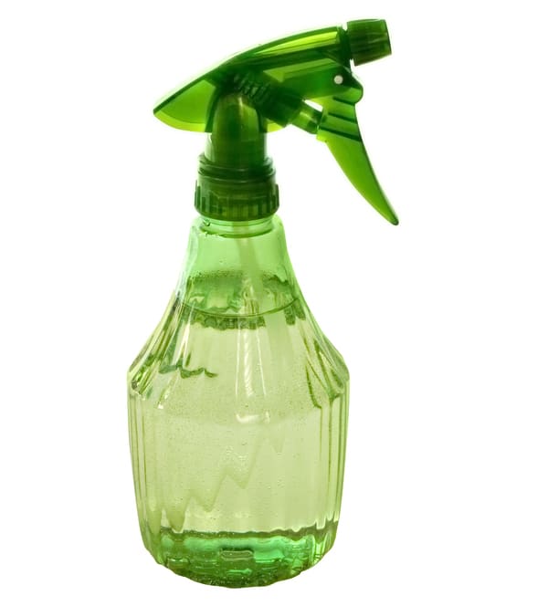 Vinegar in spray bottle by Shutterstock.