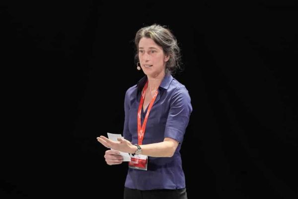 Dr. Alexandra Horowitz explains how a dog thinks at The Future of Animal Companionship conference.