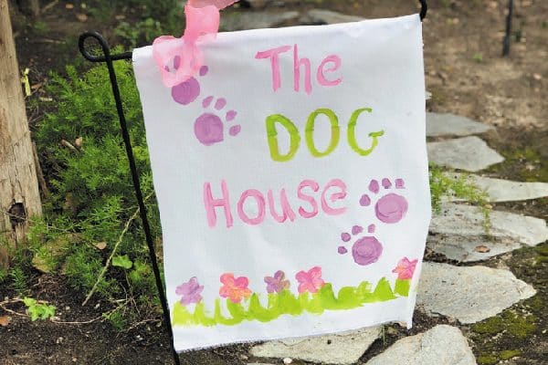Dog-themed garden flag.