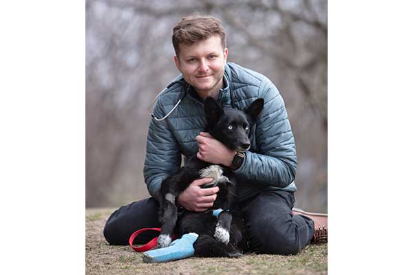 veterinarian jakub kotowicz with dog with broken legs