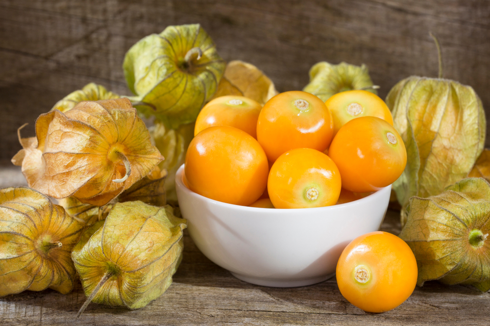 golden-berries-in-a-bowl