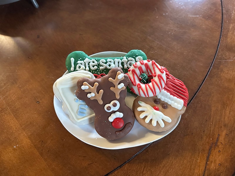 Wüfers dog cookies on white plate