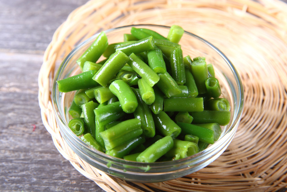 chopped green beans in a glass bowl