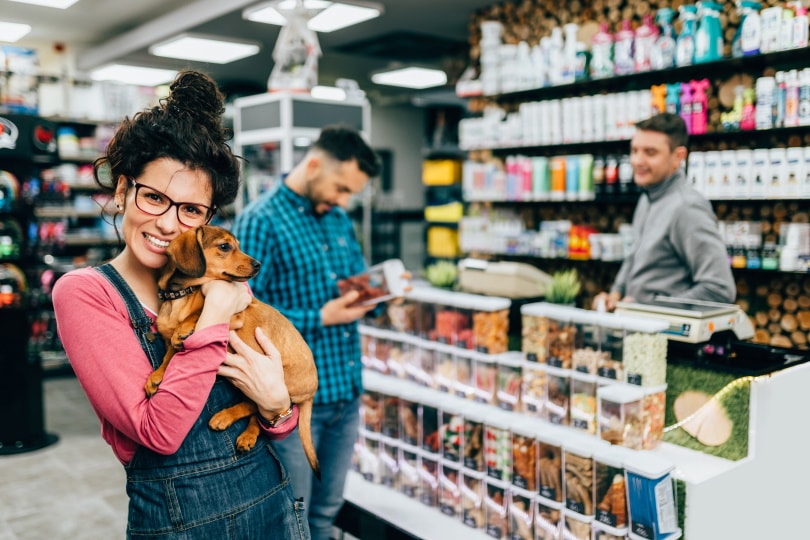 costumer buying at pet shop