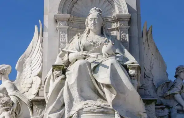 queen victoria statue