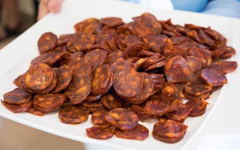 sliced chorizo on plate