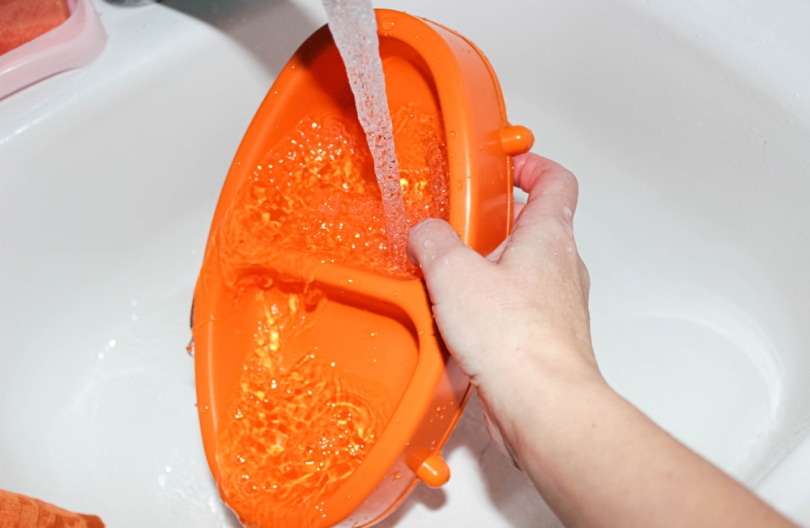 washing dog food bowl