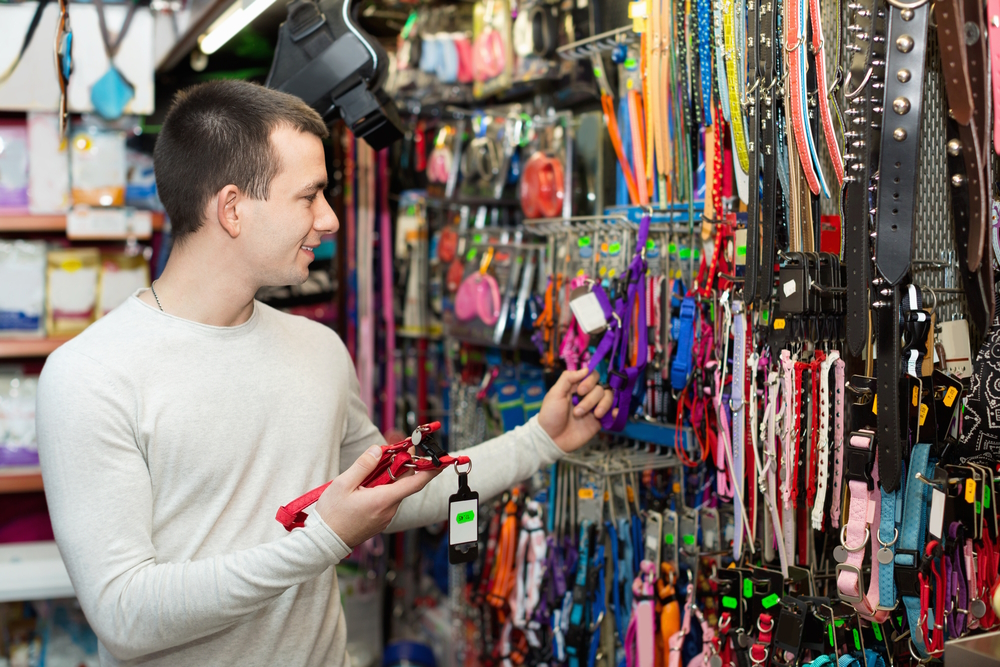 man-buying-dog-harness-at-the-pet-store