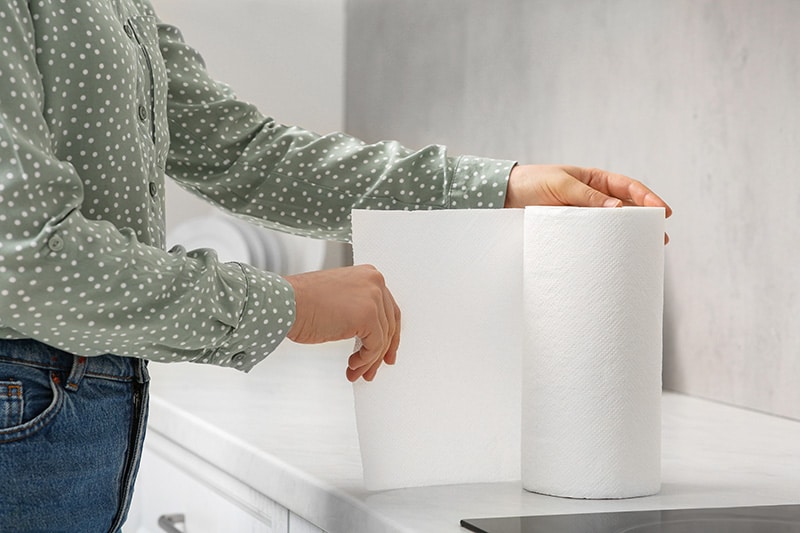 Woman,Tearing,Paper,Towels,In,Kitchen,,Closeup