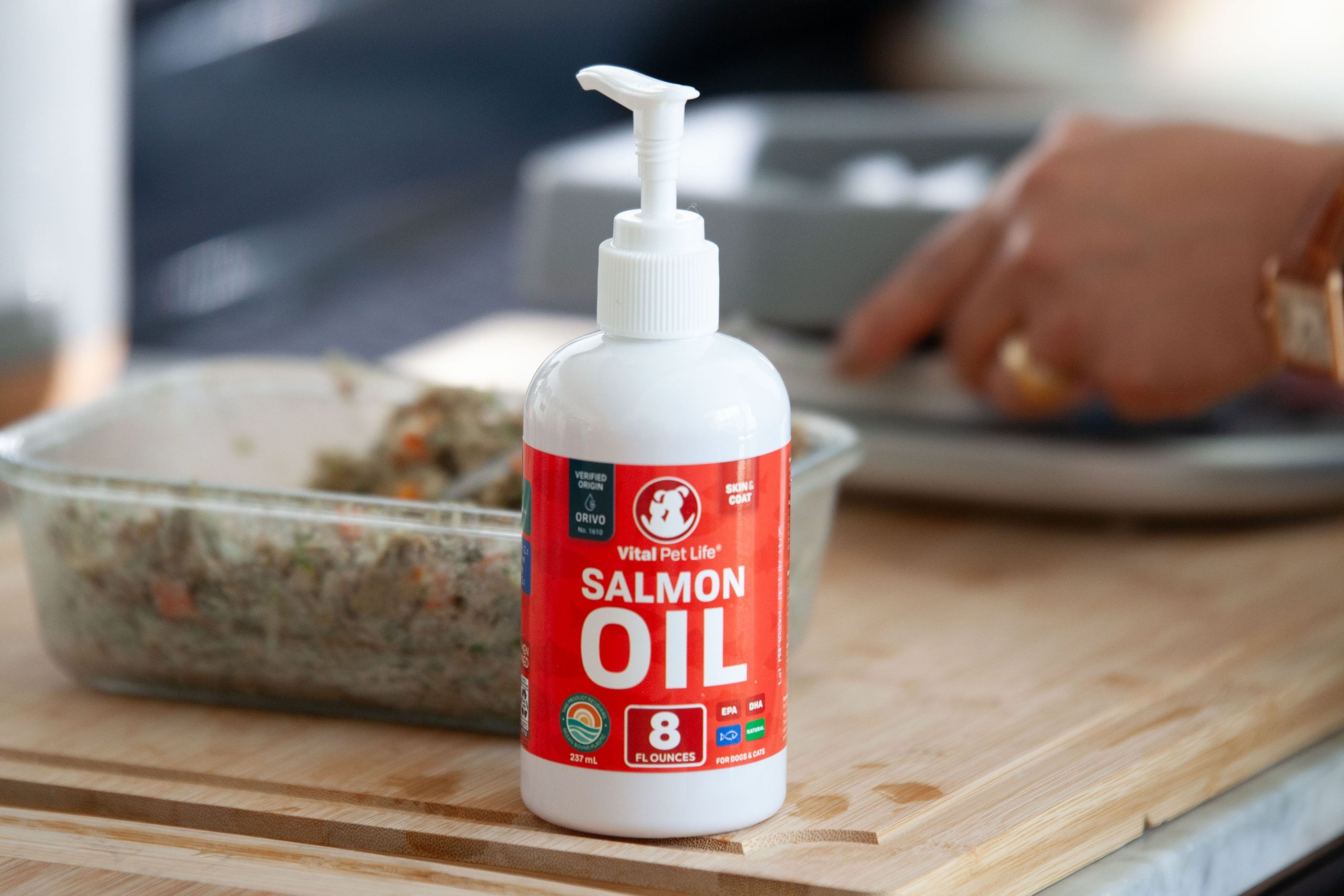 Lašišų aliejus šunims – kaip jis palaiko odą, kailį ir bendrą sveikatą – ar šunys gali turėti lašišų aliejaus kiekvieną dieną